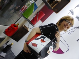 Gabriella, segretaria delle Donne del Vino con Byob borsette da bottiglie