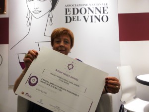 Mariangela Brosio Donna del Vino mostra il suo premio