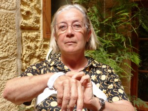 Donatella mostra il braccialetto dell'ospedale di Gozo