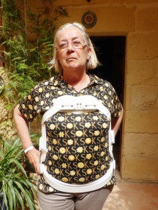 Donatella con le vertebra rotta e il busto