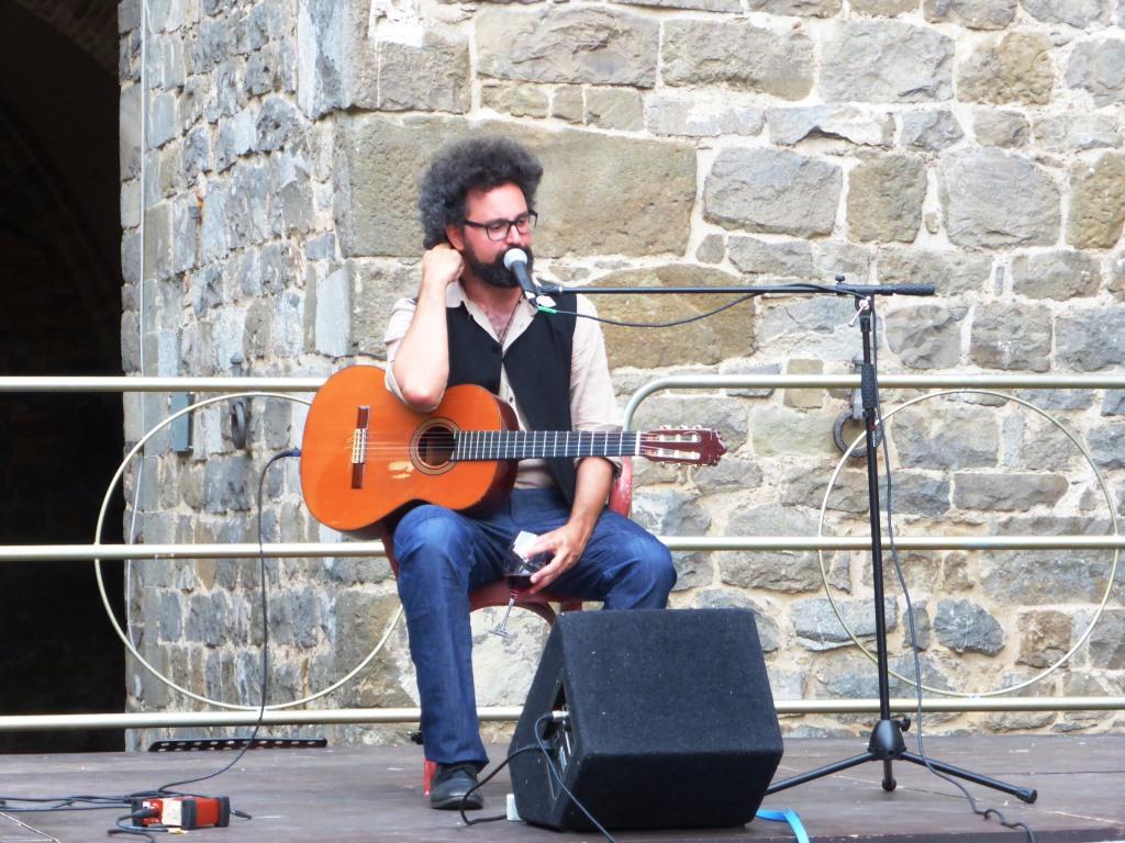 Simone-Cristicchi-canta-sorseggiando-Brunello