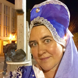 Monica-Larner-in-medieval-costume-