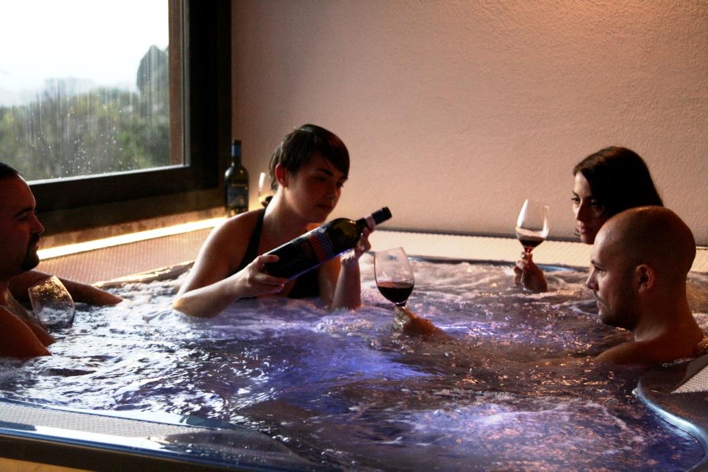 wellness-e-vino-brindisi-nella-jacuzzi-alla-Fattoria-del-Colle