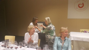 WineEnthusist-tasting-Donatella-CinelliColombini consegna lo spillo delle DDV alla pres.WomenOfVine