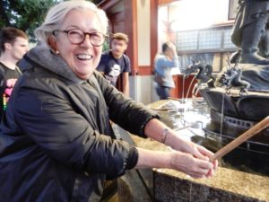 Giappone Donatella Cinelli Colombini al tempio per il lavaggio rituale