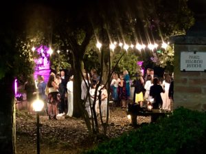luci-per-le-cene-all'aperto-Fattoria-del-Colle- foto rubata- 