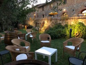 Luci-per-la-cena-in piedi-nel-parco-Fattoria-del-Colle-Toscana