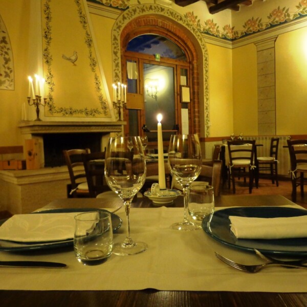San Valentino-cena-a-lume di-candela-davanti-al-camino-Ristorante-della-Fattoria-del-Colle