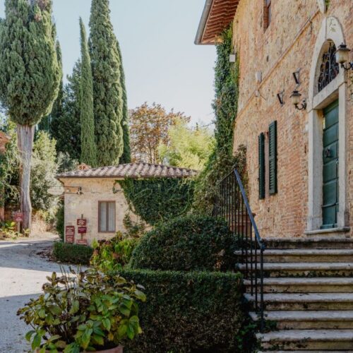 Fattoria del Colle fronte villa cinquecentesca e borgo