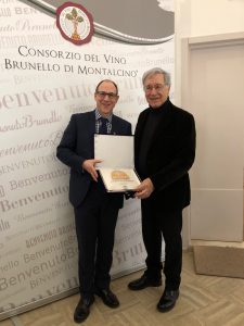 Alfredo Tesio consegna il premio Leccio d'Oro all'Enoteca Hedonism di Londra