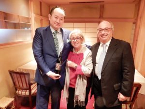 Vero-sommelier-giapponese-La Barrique di Tokyo di Shin Sakata con Donatella CinelliColombini e Carlo Gardini