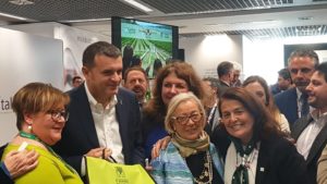 Le-Donne-del-Vino-col-Ministro-Centinaio