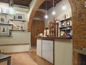 Punto-vendita-cantina-Fattoria-del-Colle-Toscana