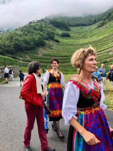 vigneti-e-vignaiole-in-costume-tipico-svizzero