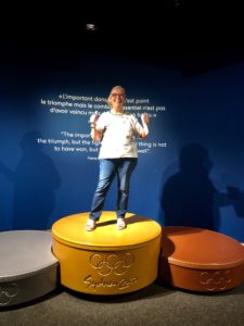 Losanna-Museo-Olimpico-Donatella-sul-podio-di-Sinney