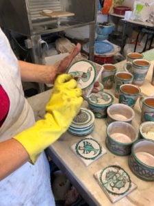 Paola-Gorelli-mentre-esegue-le-ceramiche-stile-medioevale
