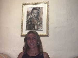 Elisabetta-Rogai-davanti-all'opera-DiVinità-di Elisabetta-Rogai