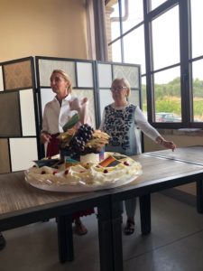 Alessandra-Ghisleri-e-Donatella-Cinelli-Colombini-davanti-alla-torta-di-Rossano-Vinciarelli