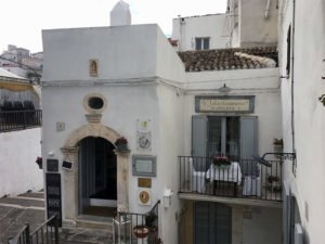 Li-Jalantuùmmene-ristorante-Monte-Sant'Angelo-multato-per-aver-servito-Brunello-in-calici-di-cristallo
