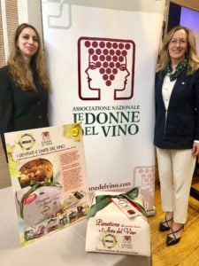 Milano-Wine-Week-Camilla-Guiggi-Antonietta-Mazzeo-autrici-dell'opuscolo-allegato-al-panettone-con-l'arte-del-vino