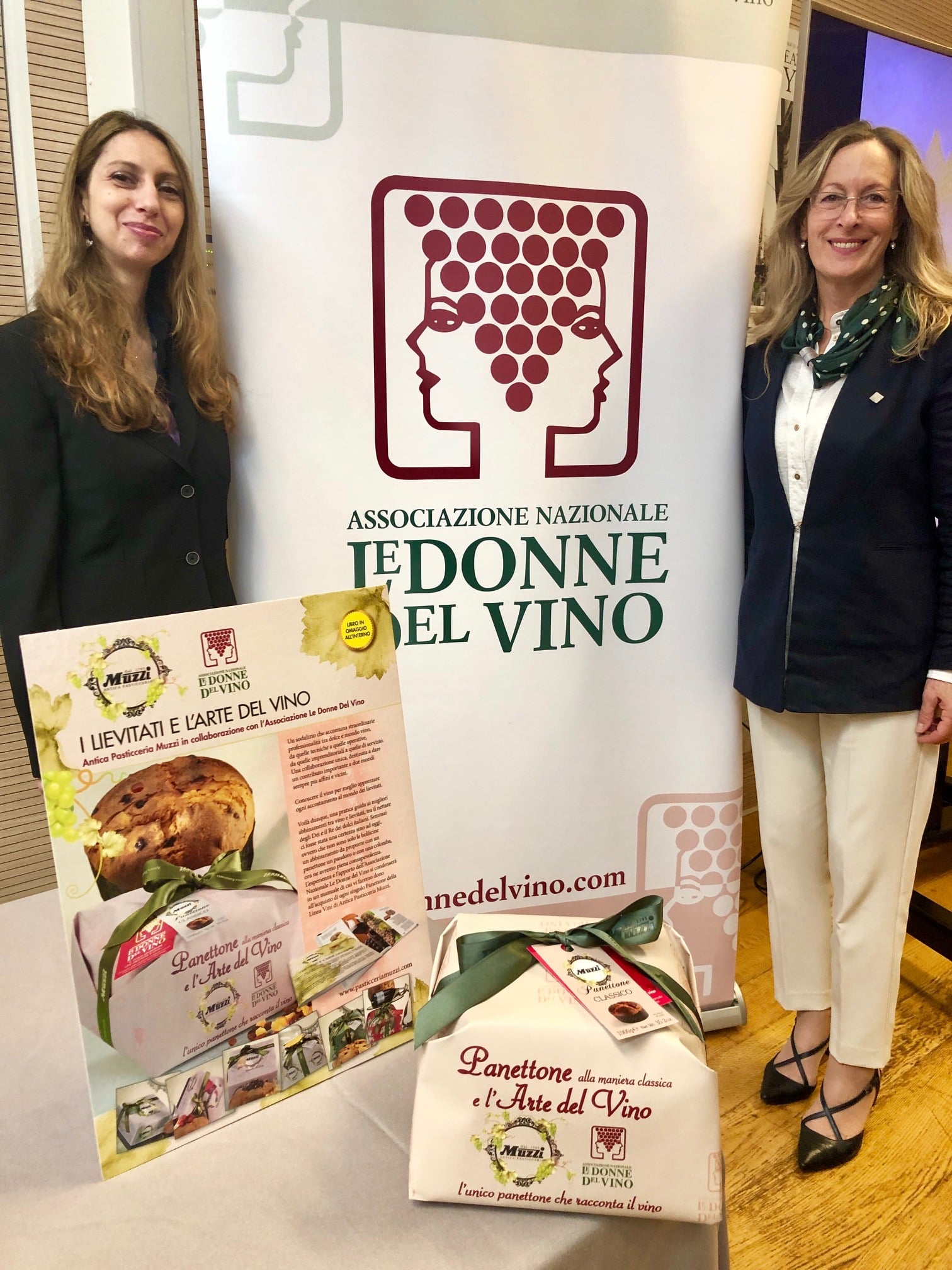 Milano-Wine-Week-Camilla-Guiggi-Antonietta-Mazzeo-autrici-dell'opuscolo-allegato-al-panettone-con-l'arte-del-vino
