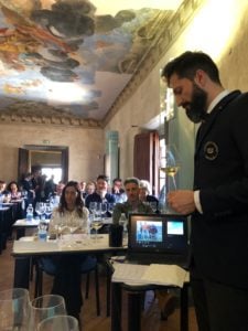 Sommelier-AIS-campione-italiano-Simone-Lo-Guercio-degusta-lla-DOC-Orcia