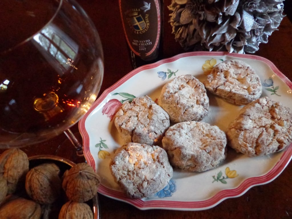 Vin-santo-del-Chianti-Doc-con-cavallucci-Fattoria-del-Colle-Toscana