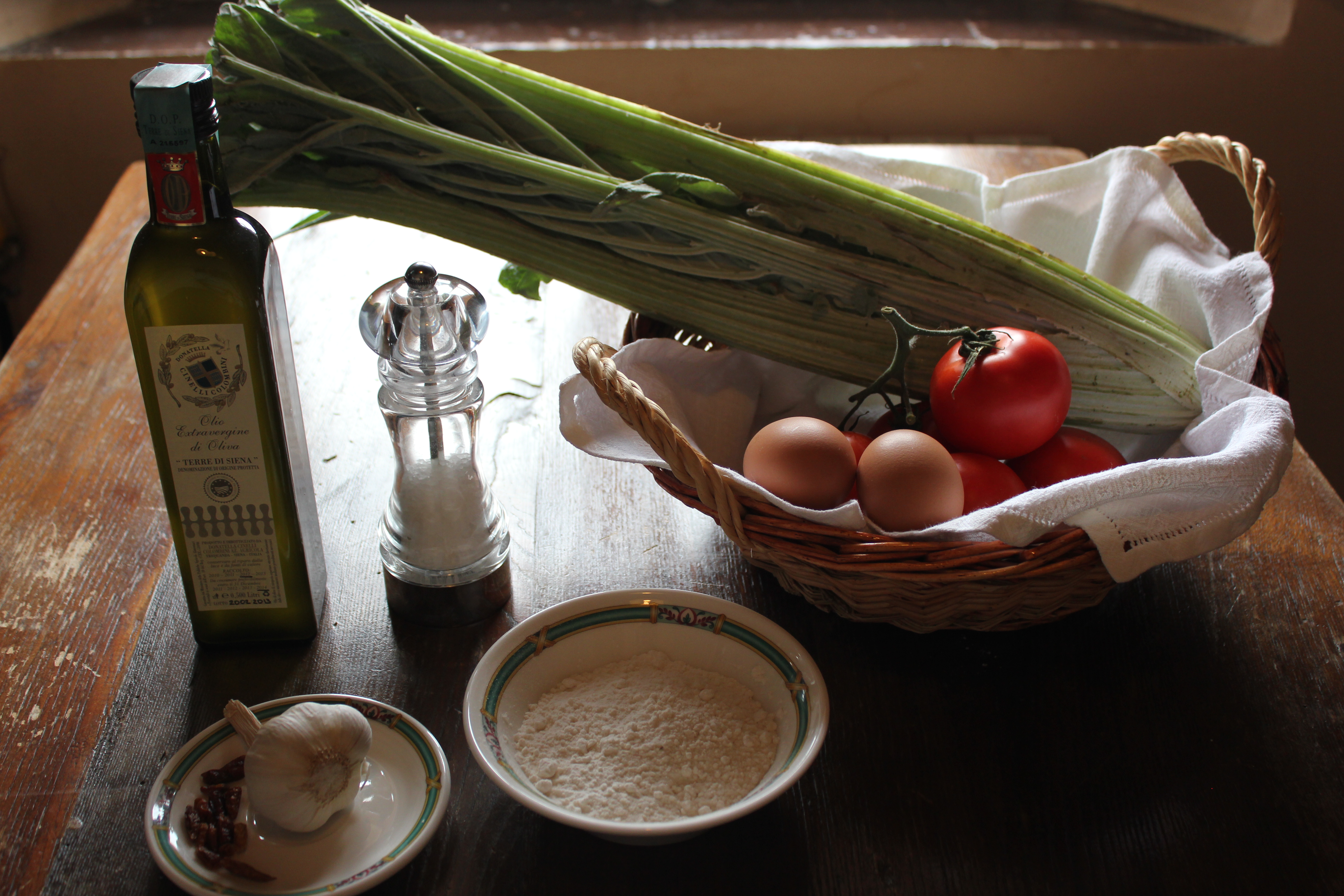 ingredienti: cardi, uova, pomodoro, farina, sale, olio, aglio