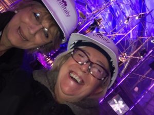 Donatella Cinelli Colombini e Marzia Morganti con elmetti Vinitaly