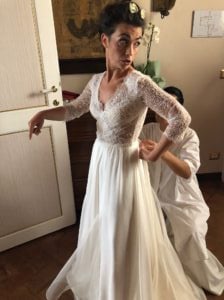 Violante mentre indossa l'abito da sposa