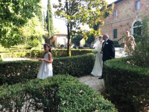 Violante e Carlo vanno verso l'altare pe il matrimonio