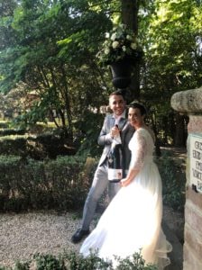 Violante ed Enrico con lo spumante preparato per loro da Ferrari