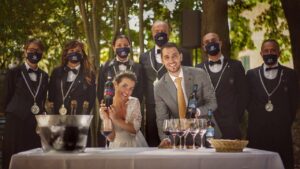 Violante e Enrico con i sommelier che hanno servito i vini al loro matrimonio