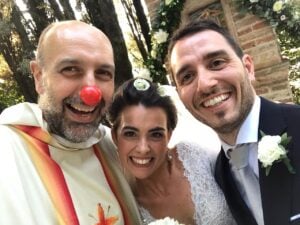 Violante e Enrico con Fra Adriano che ha celebrato il loro matrimonio