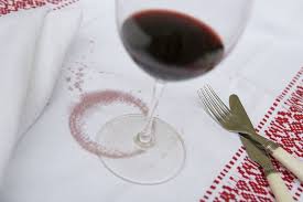 macchie-di-vino-sulla-tovaglia
