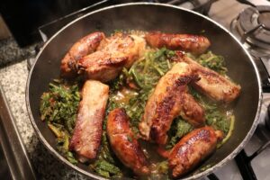 Preparazione costole e salsicce con rapi di Montalcino