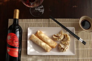 Supertuscan IGT Il Drago e le 8 Colombe con ravioli al vapore e involtini primavera