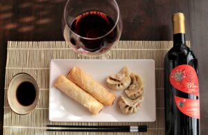 Il Drago e le 8 Colombe con ravioli al vapore e involtini primavera