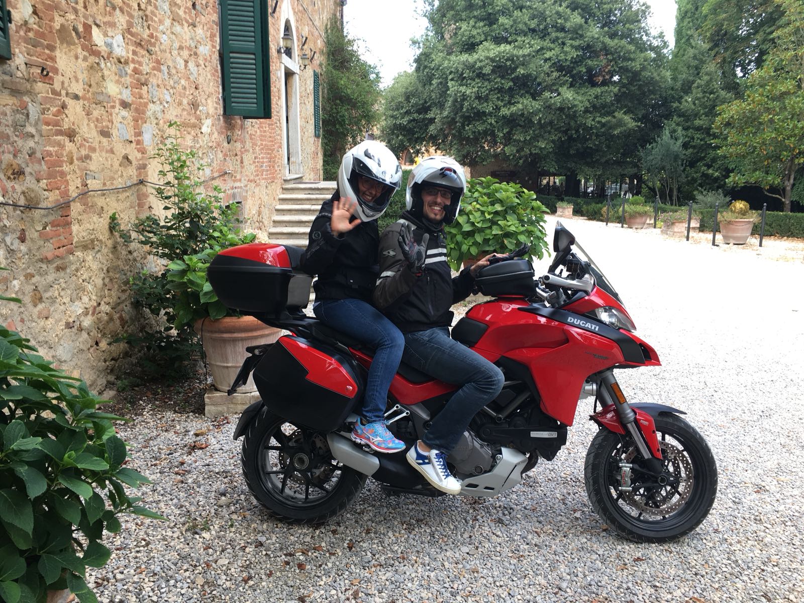 Violante-Cinellicolombini-Enrico-Pelagatti-sullla-moto-Ducati-alla-Fattoria-del-Colle
