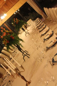 tovaglia-bianca-per-cena-da-wine-lovers-Fattoria-del-Colle-Toscana