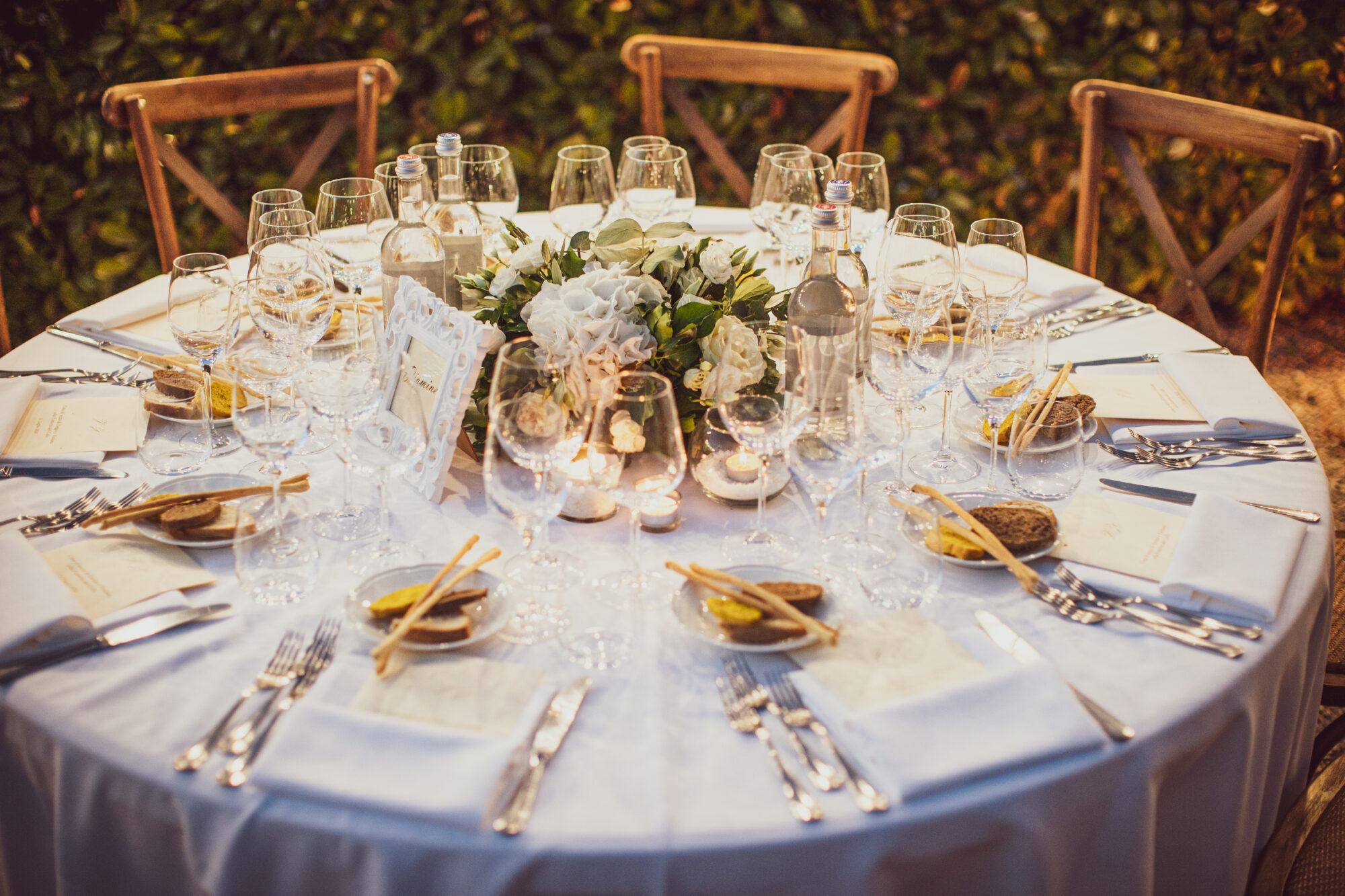 Tovaglia-bianca-per-cena-da-wine-lovers-matrimonio-alla-Fattoria-del-Colle