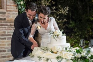 matrimoni-taglio-della-torta-nel-bosco-fattoria-del-Colle
