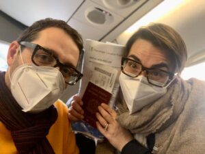 Violante-e-Enrico-in-aereo-prima-dell'atterraggio-spaventoso