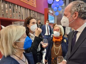 Luca-Zaia-con-le-Donne-del-Vino-Vinitaly-2022