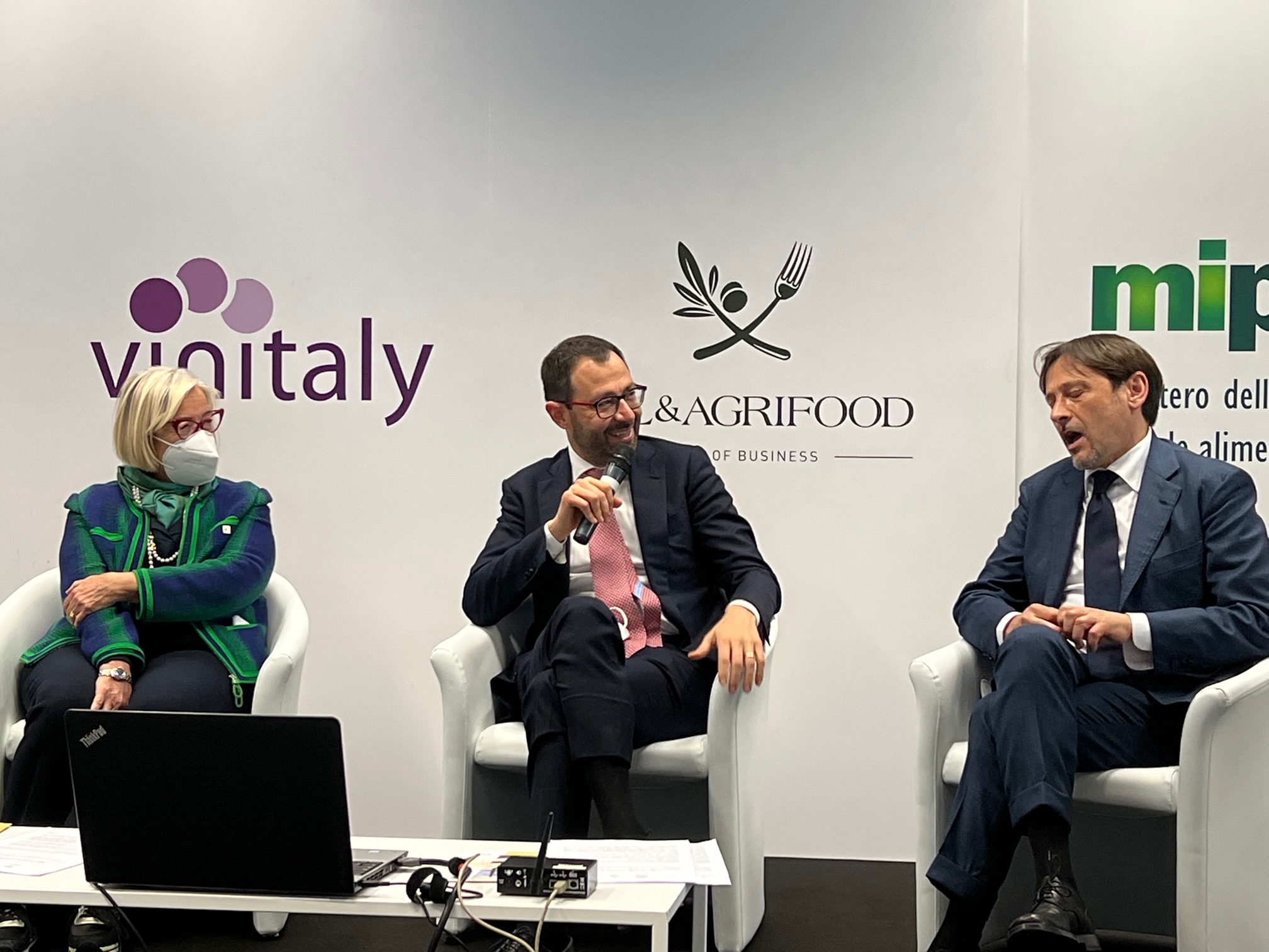 Vinitaly-2022-Ministro-Stefano-Ptuanelli-Senatore-Dario-Stefano-Donatella-Cinelli-Colombini-Donne-del-Vino