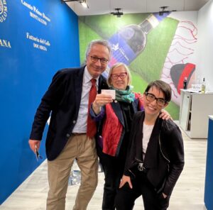Vinitaly-2022-Luigi-Moio-Donatella-Cinelli-Colombini-e-Violante