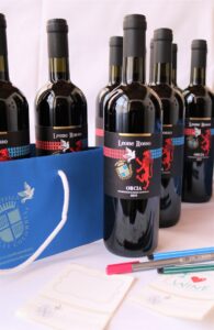 Leone-Rosso-DOC-Orcia-2019-con-3-etichette-personalizzabili-e-3-shopper
