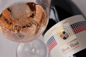 Poolwines-vini-da-piscina-Spumante-Rosè-Metodo-Classico-Donatella-Cinelli-Colombini