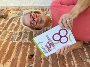 Donatella-Cinelli-Colombini-con-il-suo-ultimo-libro-sull'enoturismo-Viaggio-nell'Italia-del-Vino