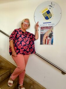 Donatella-CinelliColombini-da-Vini-e-Capricci-diAbraham-Said-mostra-la-suite-a-lei-dedicata